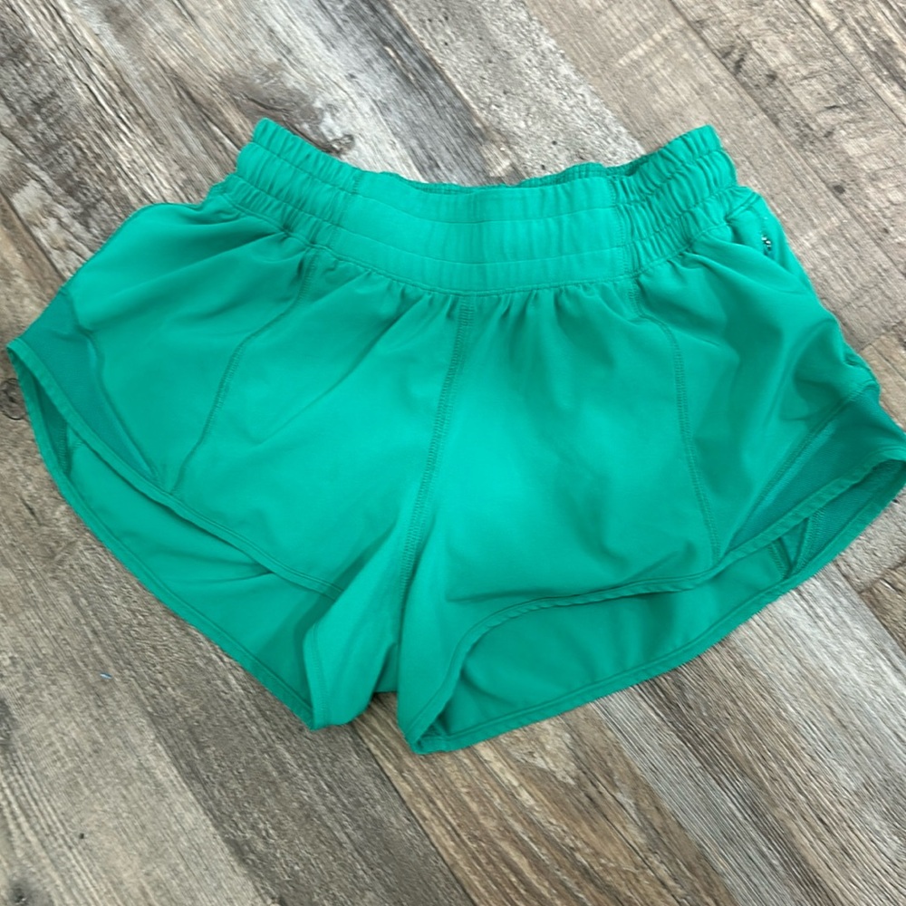 Lululemon LR Hotty Hot! 2.5 inch size 2, color GREEN